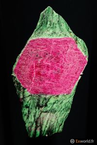 Cristal de rubis dans zoïsite verte