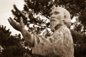 La statue d'Osensei au bord de mer